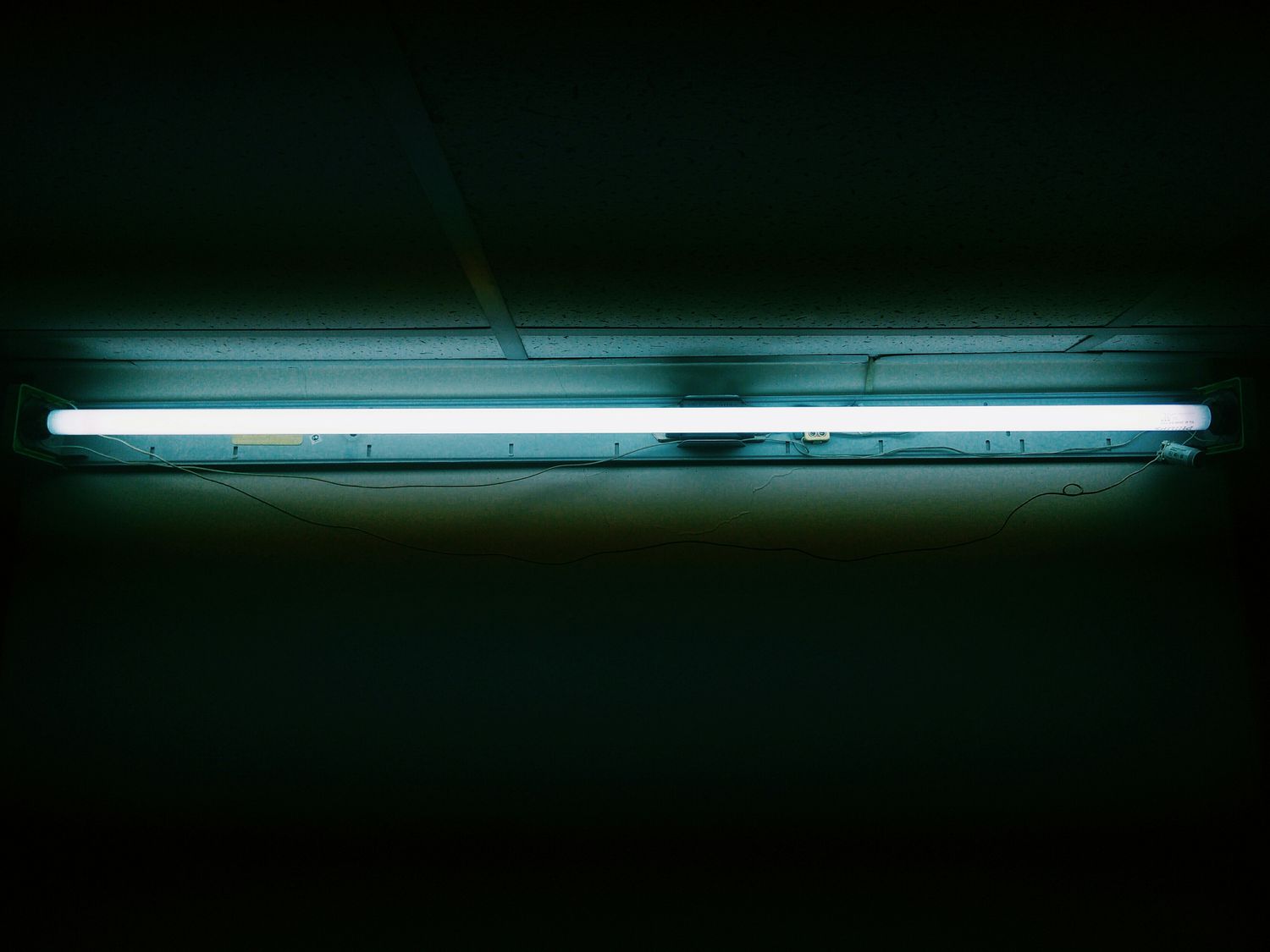 Fluorescent light tube
